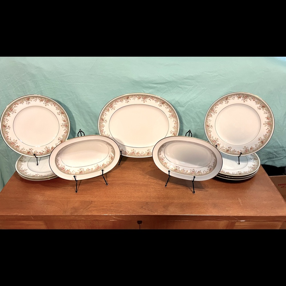 China dishes Morning Jewel
by NORITAKE